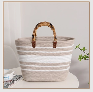 Details von Bambusgriff und Lederbefestigungen an gestreifter Baumwoll-Strandtasche