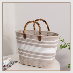 Detail von natürlichen Bambusgriffen und Nietbefestigungen an der gestreiften Web-Tasche