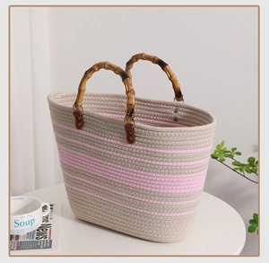 Detail der gestreiften Baumwolltasche mit Vintage-Bambusgriff und Lederverstärkung