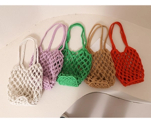 Detalle del tejido y textura de bolsos de playa de algodón hechos a mano en varios colores