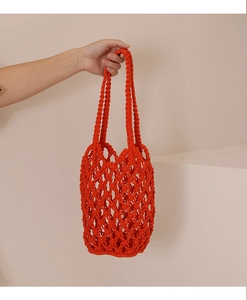Detalle del bolso tote de macramé naranja que muestra la textura de malla hueca tejida