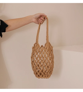 Detalle del bolso de playa de ganchillo hecho a mano con textura de nudos