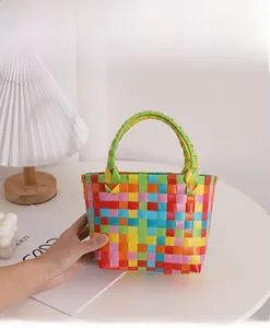 Detailaufnahme des bunten Webmusters einer stilvollen handgefertigten Strandtasche