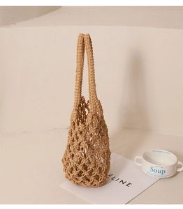 Detalle del bolso de algodón de ganchillo camel que muestra el patrón hueco tejido a mano
