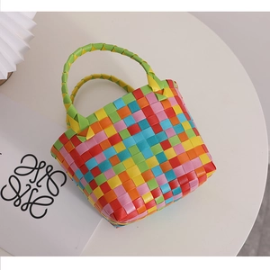Detailansicht der bunt karierten Strandtasche mit Doppelgriffen und gewebtem Gittermuster
