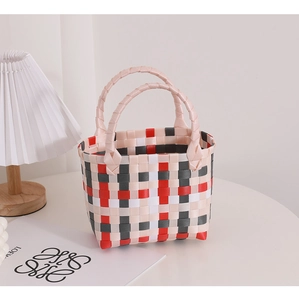 Detailansicht der gewebten Tasche mit rosa Karomuster und hochwertiger Flechtstruktur