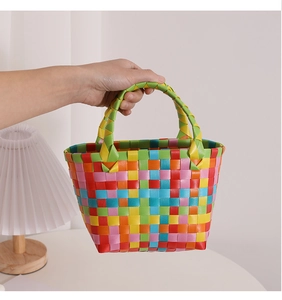 Nahaufnahme des farbenfrohen, gewebten Musters dieser modischen rosa Strandtasche aus Stroh