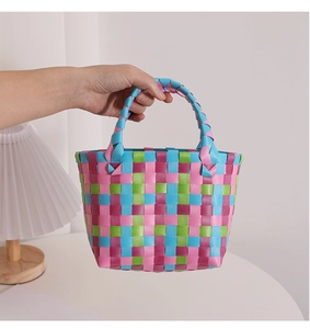 Detail der handgewebten Strandtasche in Rosa und Blau mit robustem Tragegriff