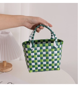 Detail der handgewebten Tasche in Grün und Weiß mit doppeltem Griff und Karomuster