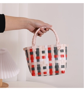 Detail des rot-grauen Webmusters und des stabilen Griffs an einer handgefertigten Tasche