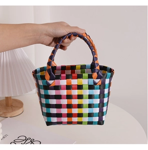 Detailansicht der bunten karierten Flechtasche mit lebhaften rosa Verlaufsmustern
