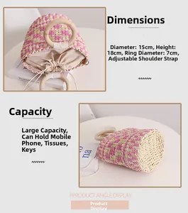 Vue détaillée du sac seau en paille tissée rose et beige avec poignée ronde en bois et dimensions