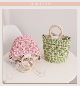 Détail de sacs à main en paille avec poignées en bois rondes et motif à carreaux