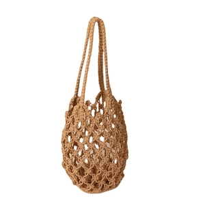 Bolso de playa de ganchillo caqui hecho a mano con diseño de red y asas largas