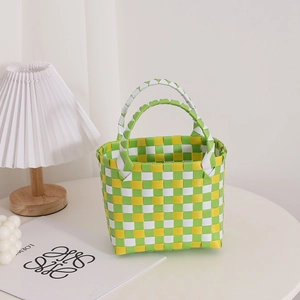 Handgewebte Strandtasche mit grün-gelb-weißem Karomuster für Picknick und Freizeit