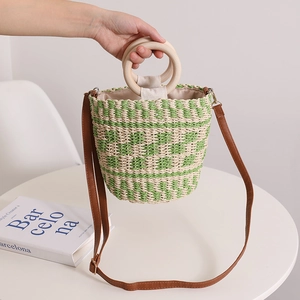 Sac seau en paille tissée à rayures vertes et blanches avec poignées rondes en bois et bandoulière