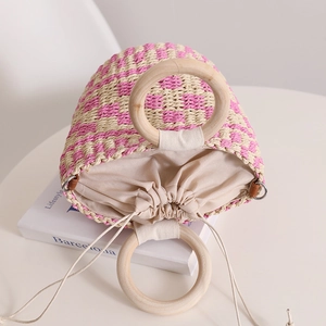 Sac à main en paille à damier rose et beige avec poignées en bois et cordon de serrage