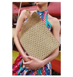 Détail du sac cabas en paille crocheté ajouré avec tissage bicolore et poignée