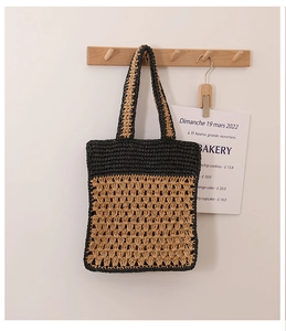 Détail du sac en paille crocheté à la main avec motif bicolore noir et marron évidé
