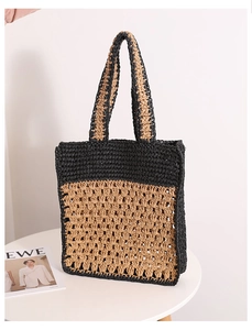 Détail du sac cabas en paille crochetée bicolore montrant le tissage contrasté