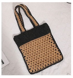Détail du motif au crochet contrasté et tissage bicolore sur ce sac de plage fait main