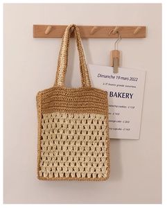 Détail de la texture crochetée sur un sac cabas bicolore en paille tissée pour la plage