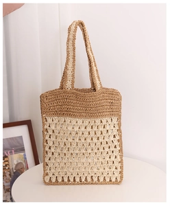 Détail du motif au crochet ajouré et du tissage bicolore contrasté de ce sac en paille