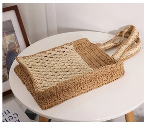Détail de la texture crochet bicolore et de la poignée tressée de ce sac de plage