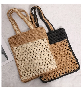 Détail de sacs fourre-tout en paille au crochet avec motif losange et doubles poignées