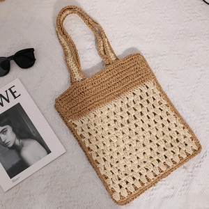 Sac bandoulière bicolore en paille au crochet pour les vacances à la mer et l'été