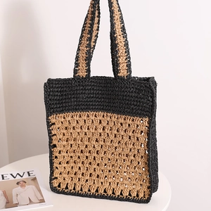 Sac cabas bicolore en paille crochetée avec motifs ajourés noirs et beiges élégants