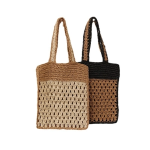 Sac cabas en paille crocheté bicolore pour la plage avec texture tissée et poignée