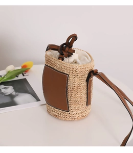 Detailansicht der Raffia-Eimertasche mit Ledertasche und Kordelzug-Innentasche