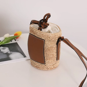 Raffia-Eimertasche mit brauner Ledertasche und Kordelzug für den Strandurlaub