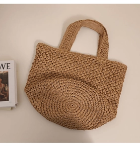 Vista dall'alto di una borsa tote in paglia intrecciata con texture all'uncinetto fine