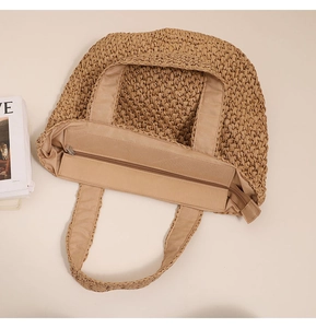 Dettaglio della borsa tote in paglia con trama intrecciata, fodera e chiusura lampo