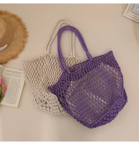 Detail of hand-woven cotton mesh bags in beige and purple colors for beach or daily use