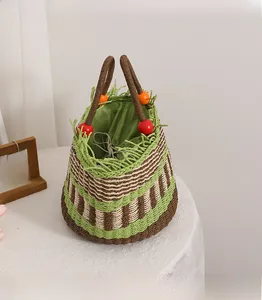 Detailansicht der Strohtasche mit farbigen Holzperlen und grünem Stoffinnenfutter