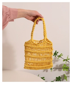 Primer plano del bolso de playa tejido a mano amarillo vibrante con diseño de malla