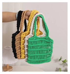 Primer plano de bolsos tote de cuerda de algodón tejida en cinco colores de verano