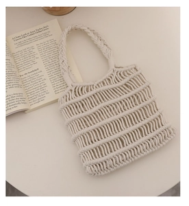 Vista detallada del bolso de macramé beige con asas reforzadas y textura de malla