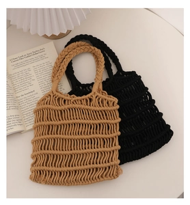 Detalle de bolsos de mano tejidos a mano en color negro y marrón cálido calado