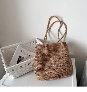 Détail du sac bandoulière en paille tressé main avec motif ondulé et longues anses