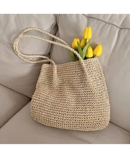 Détail d'un sac à bandoulière en paille tissé main avec texture maille et tulipes