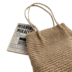 Sac fourre-tout en paille tissé à la main avec bandoulières et détail de livre
