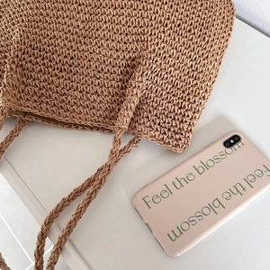 Grand sac cabas en paille kaki à texture tissée et poignées rondes pour la plage