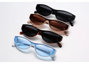 Détail de lunettes de soleil œil-de-chat rétro en noir, écaille de tortue et tons pastels