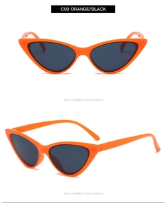 Gros plan de lunettes de soleil œil-de-chat vintage avec monture orange et verres noirs