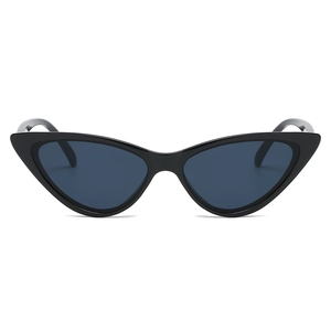 Lunettes de soleil œil de chat rétro avec monture noire brillante et verres teintés foncés