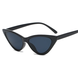 Lunettes de soleil œil de chat vintage avec monture noire et verres gris foncé tendance